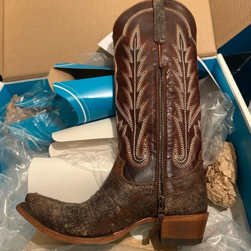 Lane “Skylight” Brown distressed Western Cowboy Boots
Size: 7.5 - Picture 8 of 9